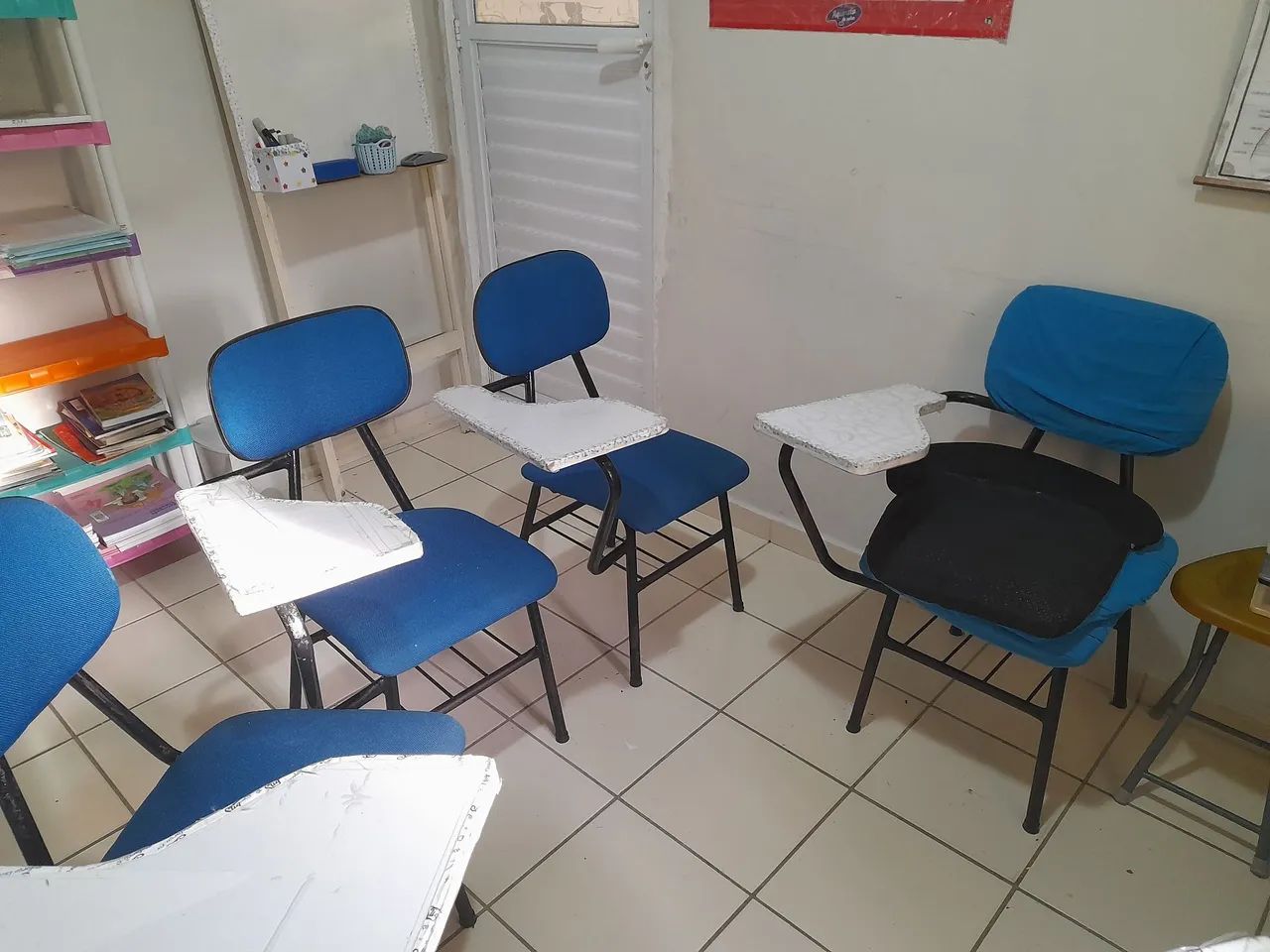 Cadeiras universitárias bem conservadas - Foto 4