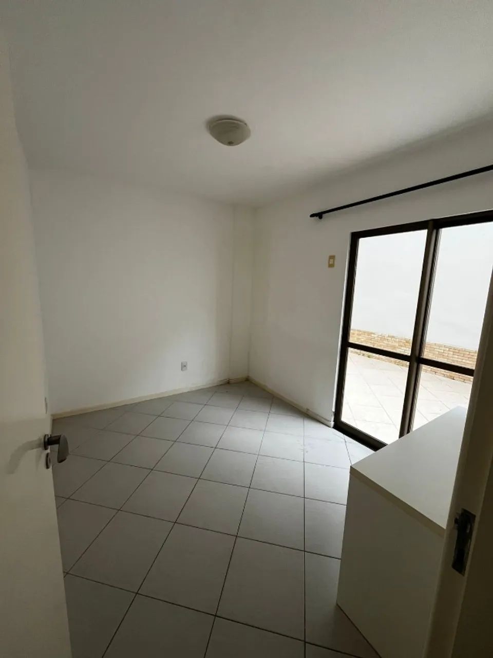 Alugo quarto individual para mulher em apto compartilhado 