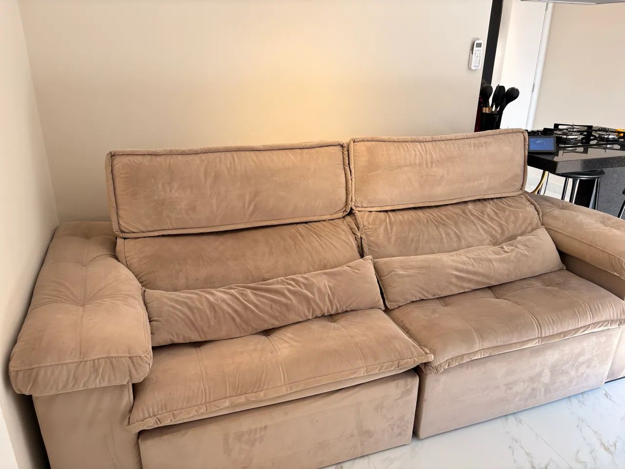 Sofá retrátil e reclinável com 2.6m, em excelente estado  - Foto 2