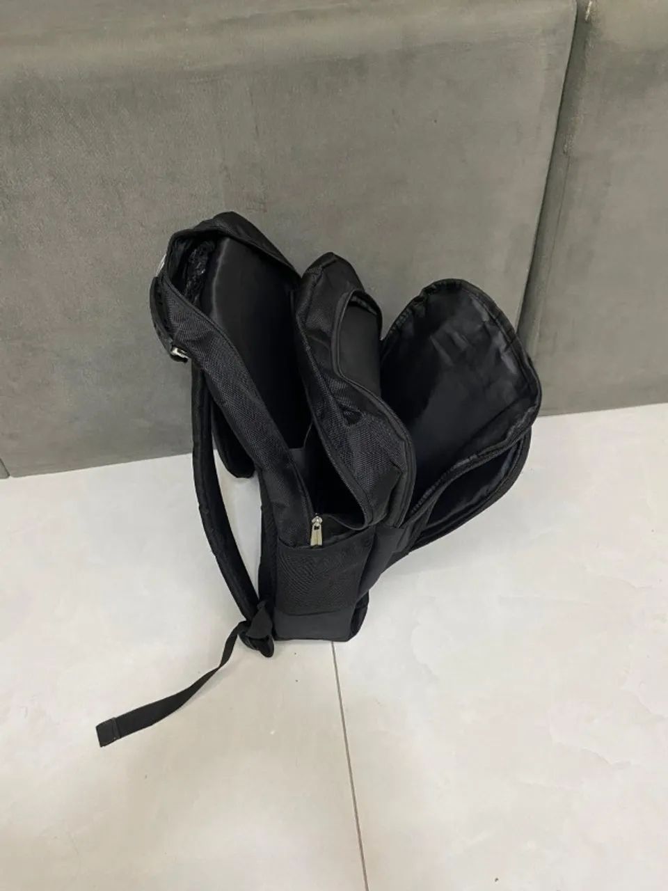Mochila preta básica com alça em cabo de aço - Foto 5