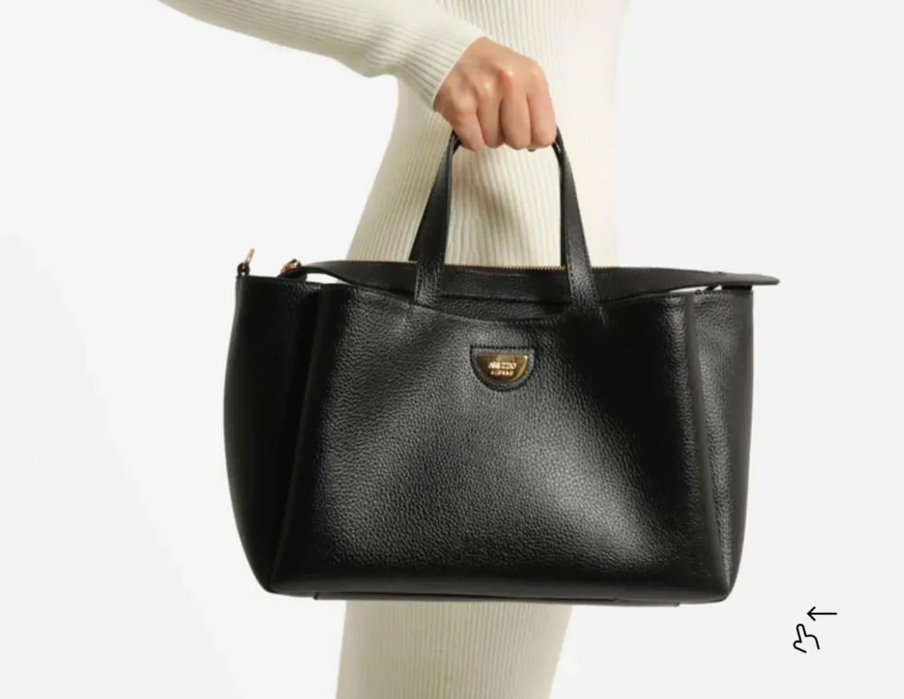 Bolsa preta Arezzo em couro