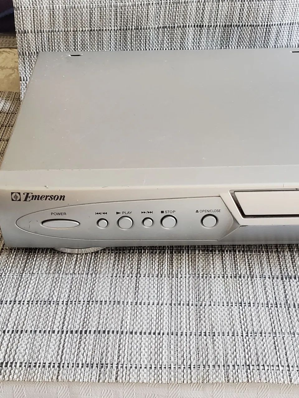 DVD Player  Emerson- Apar.