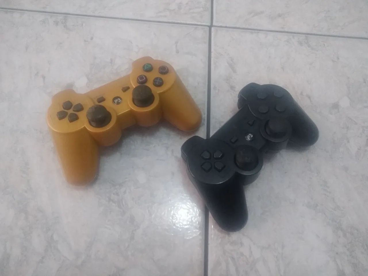 Dois Controles PS3 com defeito (o preto é original)