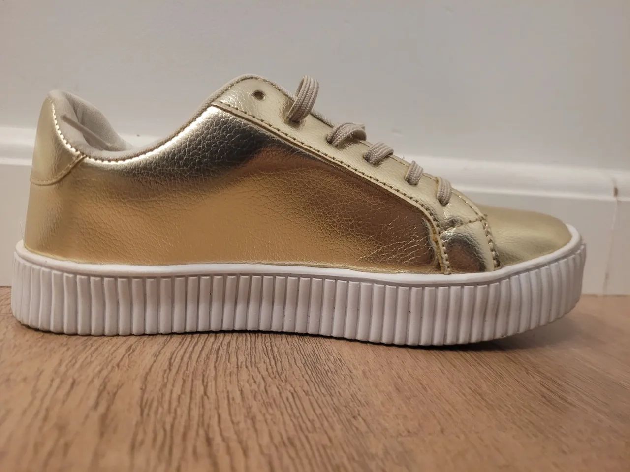 Tênis chique dourado - Foto 3