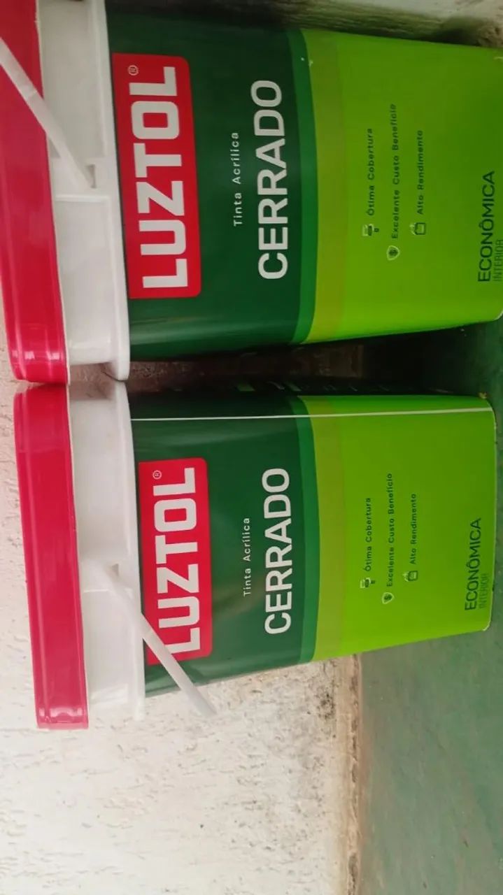 Vendo 2 latas de tintas cor (Branco) vai de brinde um rolo novo e 7k de argamassa 