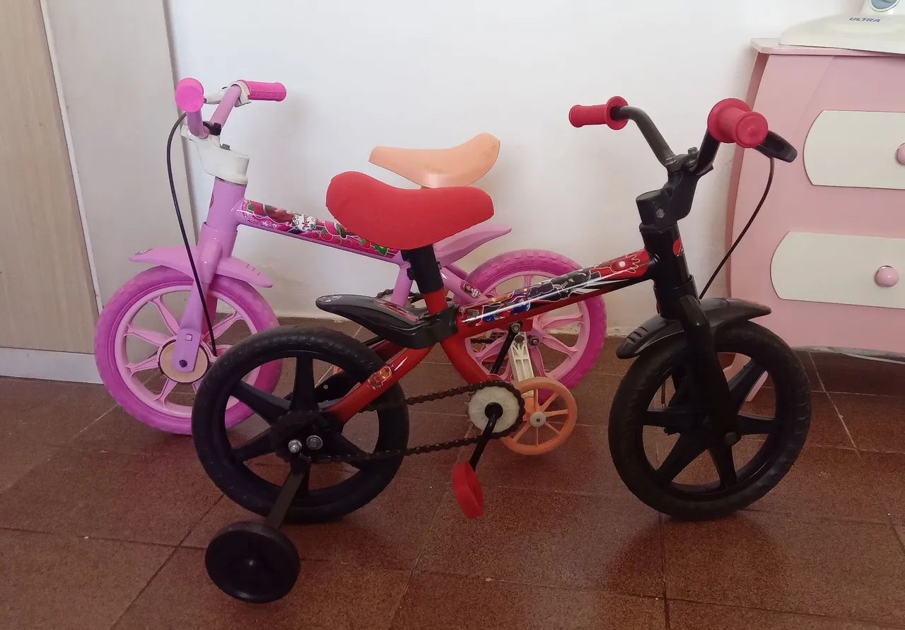 As duas bicicletas infantis .