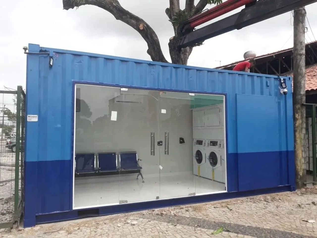 Lavanderia em container marítimo customizada