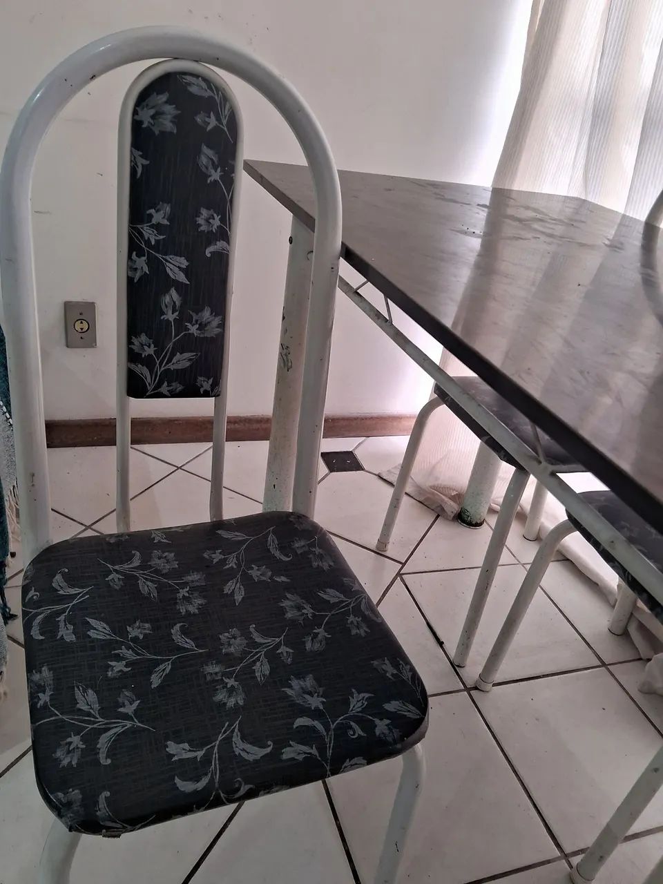 Mesa com tampo de pedra + 3 cadeiras - Foto 5