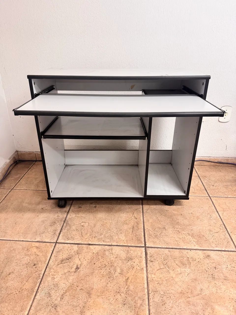 Mesa para Computador - Escrivaninha (Cinza com preto) - Foto 5