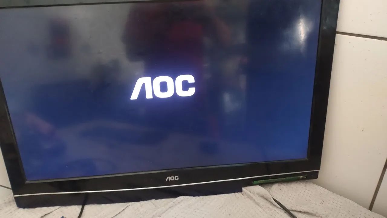 Tv AOC 32 polegadas detalhe 