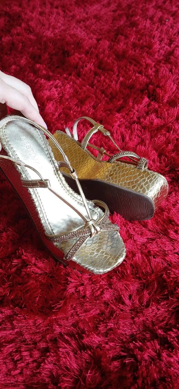 Tamanco Plataforma Dourado Com Strass.  - Foto 2