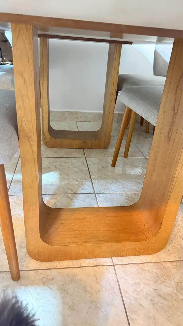 Mesa com 8 cadeiras acolchoadas de madeira  - Foto 2