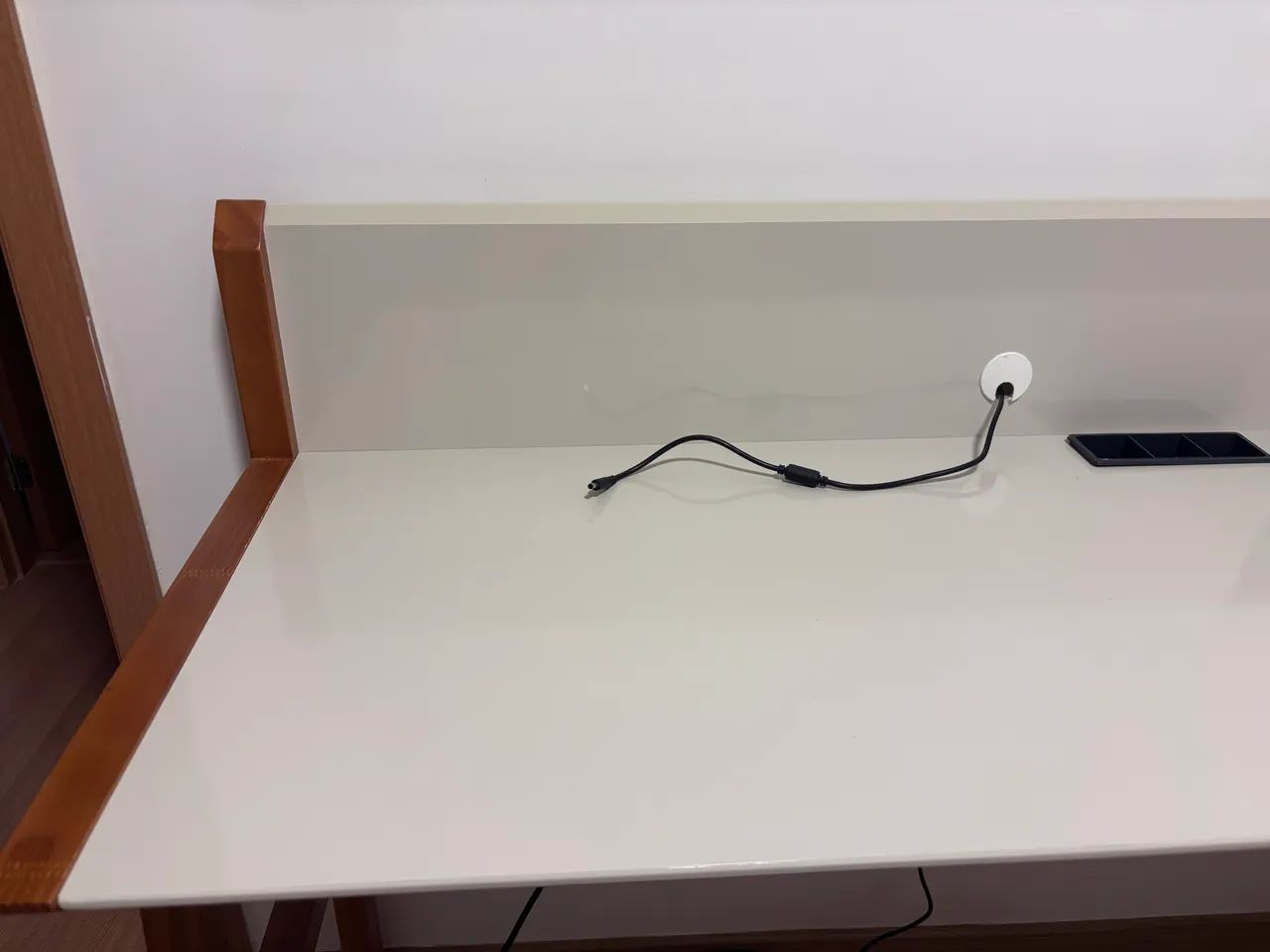 Escrivaninha moderna em madeira e branco - excelente estado | 127 cm  - Foto 2
