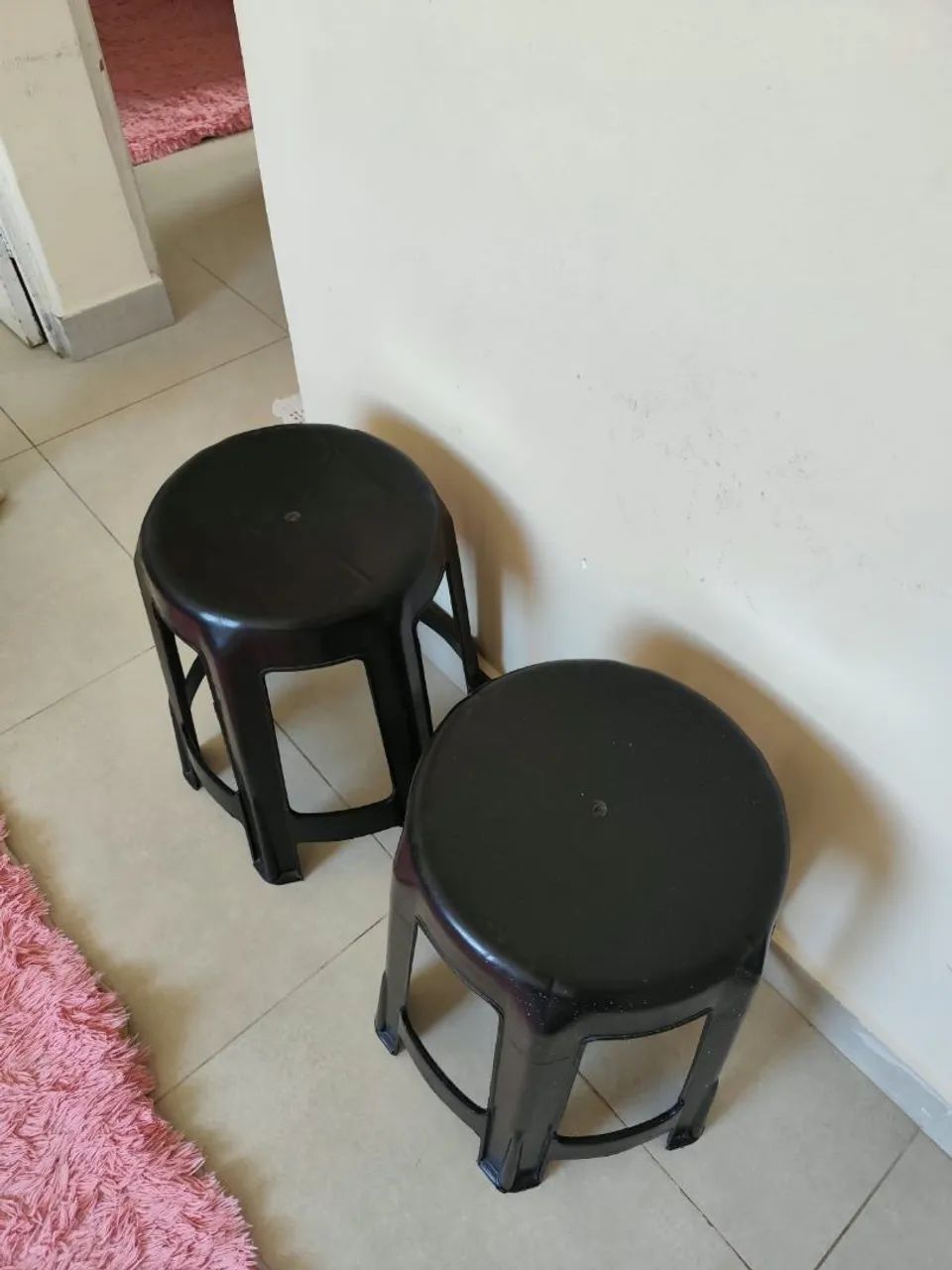 Bancos de plástico pretos - Foto 4