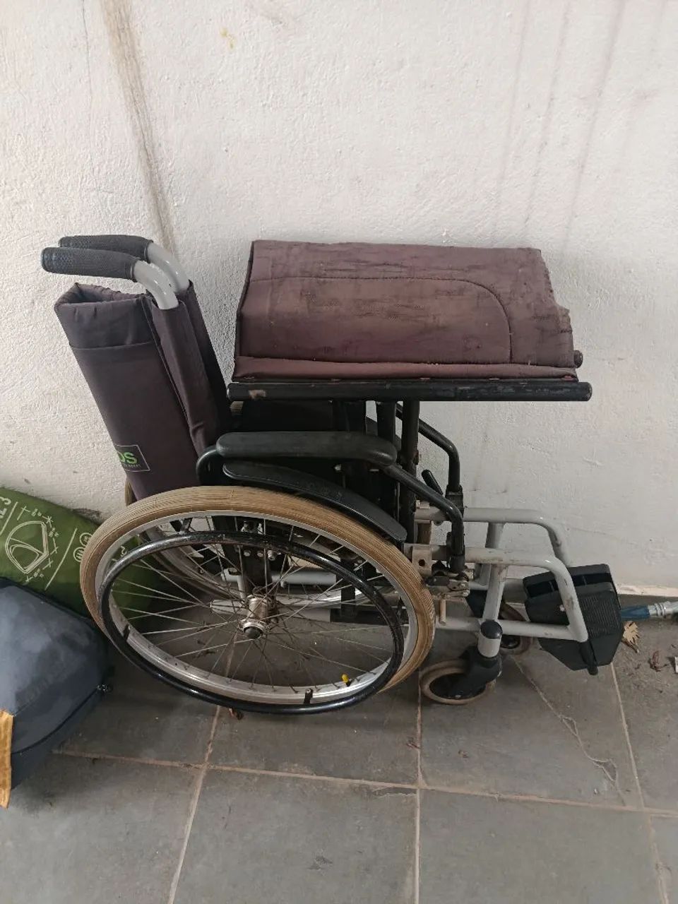 Cadeira de rodas reforçada. Grande 