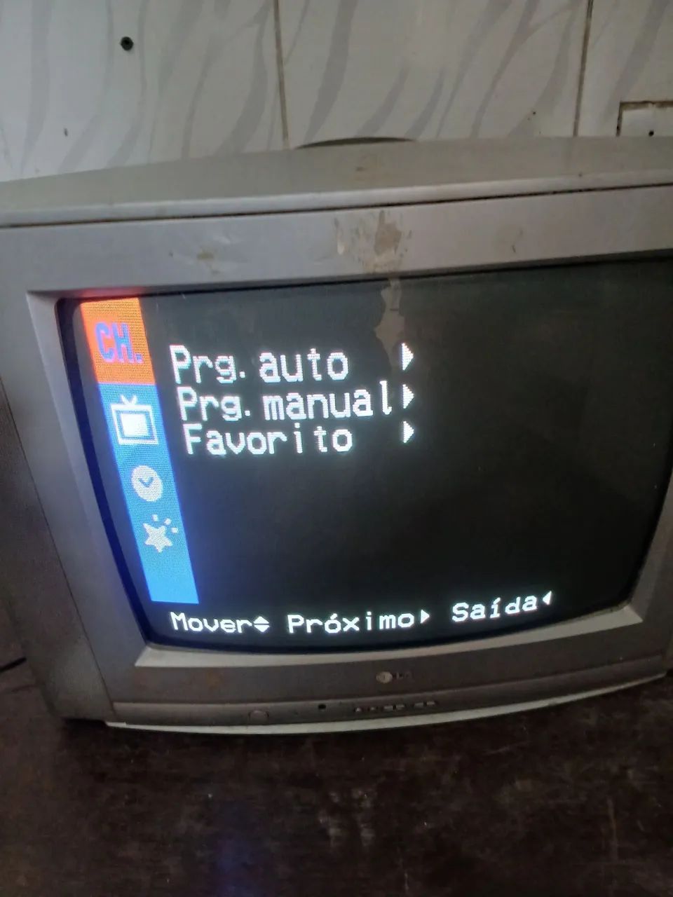 Vendo uma televisão 21 polegadas, 50 reais funcionando , não tem conversor 