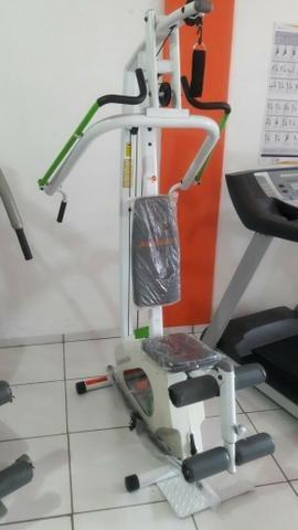 Estação de musculação faz diversos exercícios