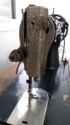 Máquina de costura Singer (antiga) - Foto 5