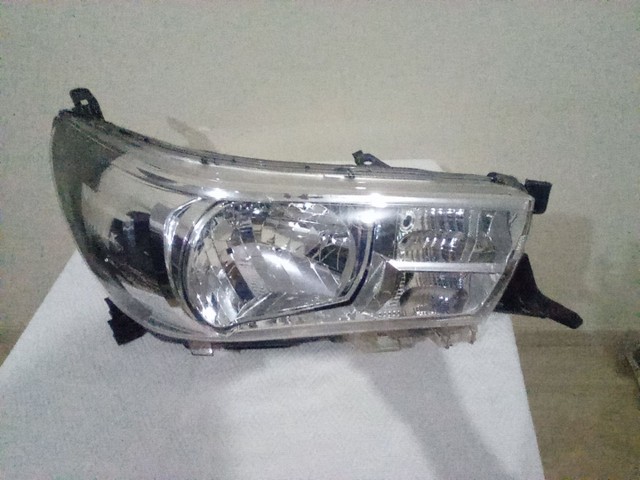Farol Hilux 2016 até 2020 s/ led LD