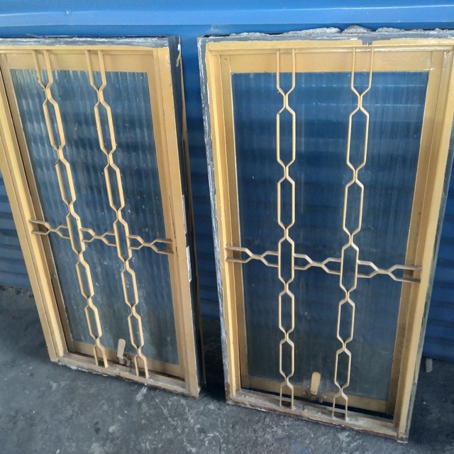 Vitrô/Janela - Com grade e vidros - Lindos! 