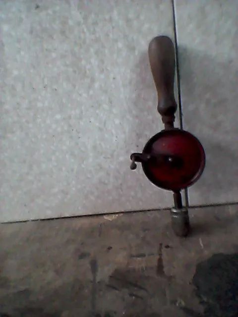 Furadeira manual