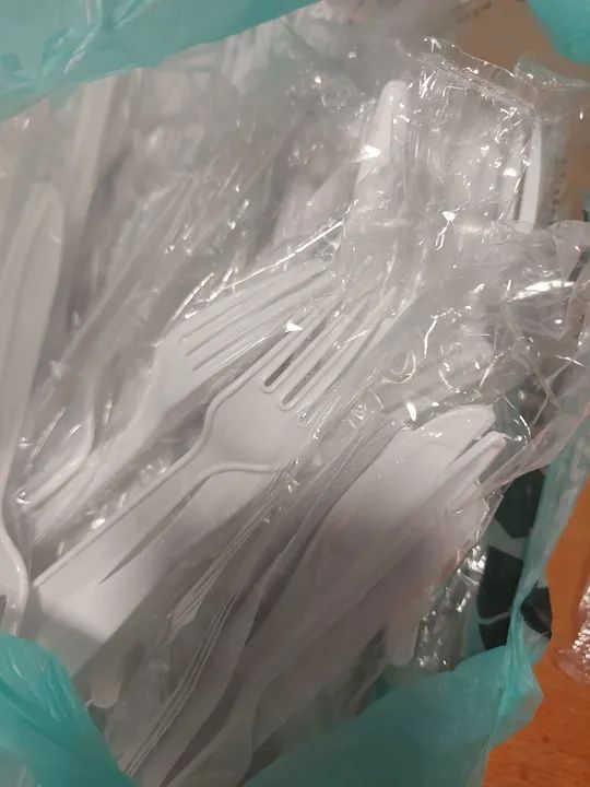 Talheres Descartáveis de Plástico - Pacote com 50 Garfos e facas  - Foto 2