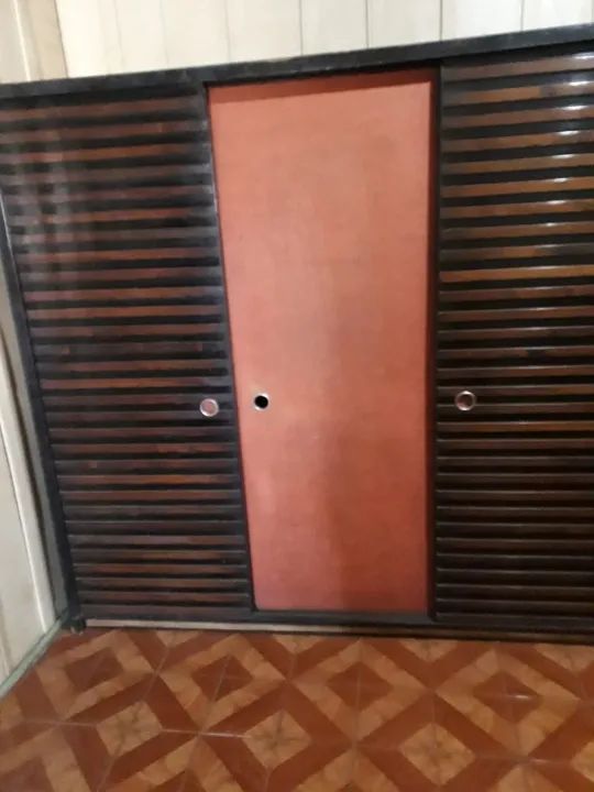 Guarda roupa antigo porta de correr