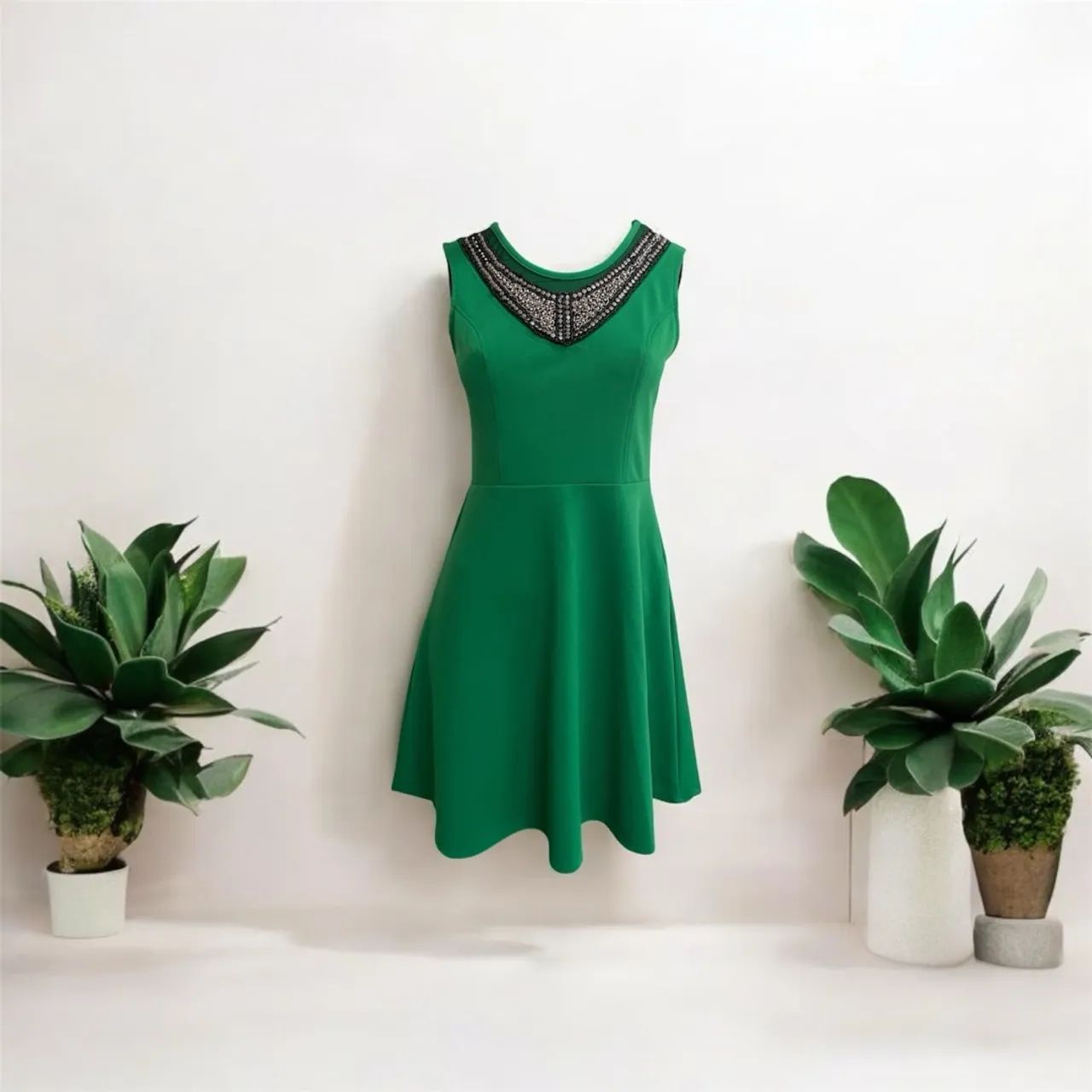 Vestido verde com detalhes em pedrarias
