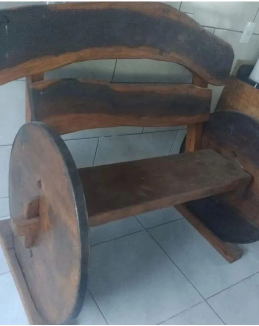 Banco de madeira rústico com rodas de carroça