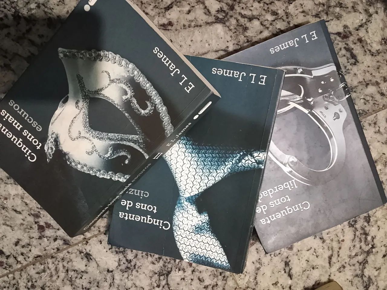 Livros da saga Cinquenta tons de cinza.