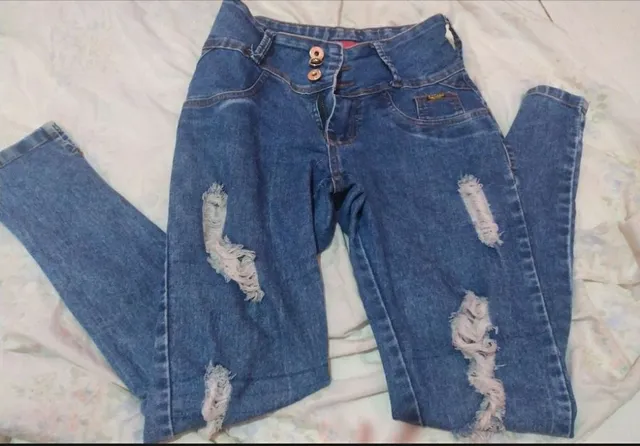 Calça Jeans Feminina Tradicional Rasgada Desfiada