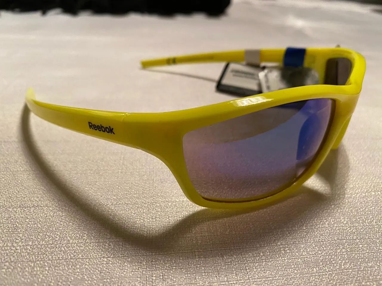 Óculos de sol amarelo com lentes espelhadas - Foto 2