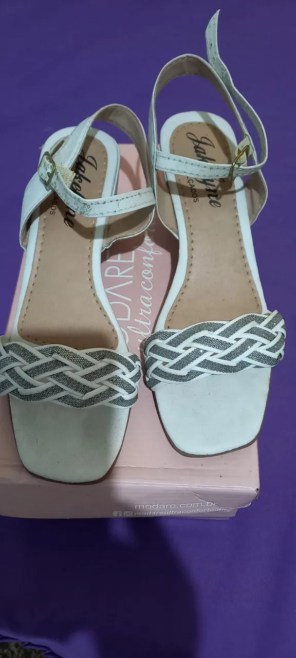 Sandália Feminina Branca com Detalhes em Strass - Conforto e Estilo