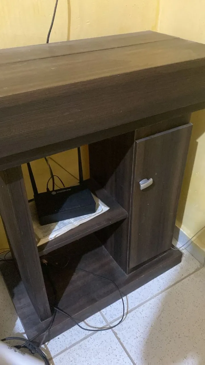 Mesa de TV em Madeira com Porta e Prateleira