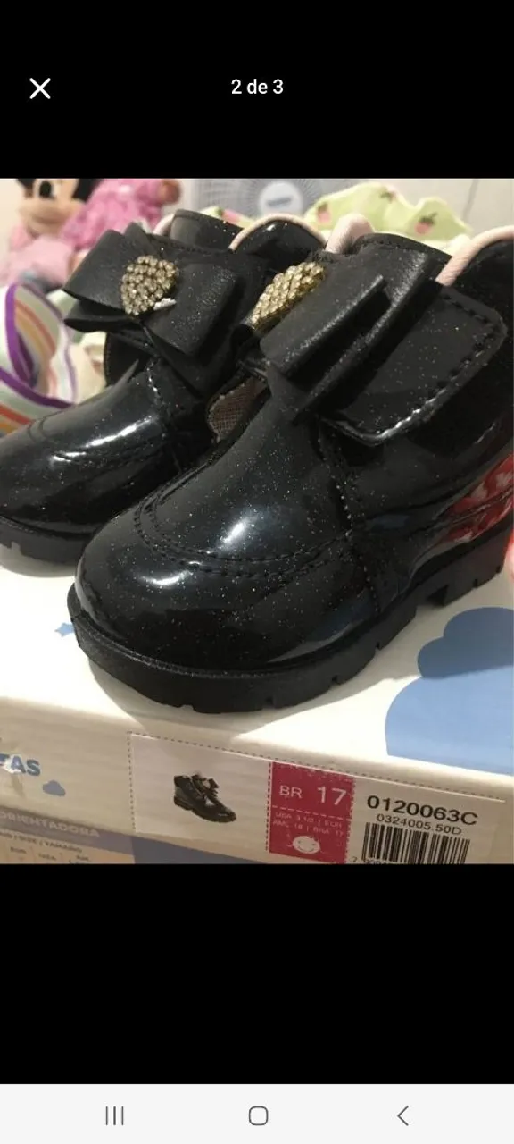 Botas infantis pretas com glitter e laço