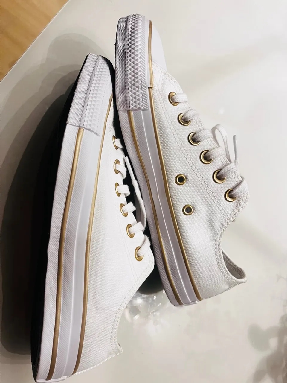 Tênis Allstar branco com dourado