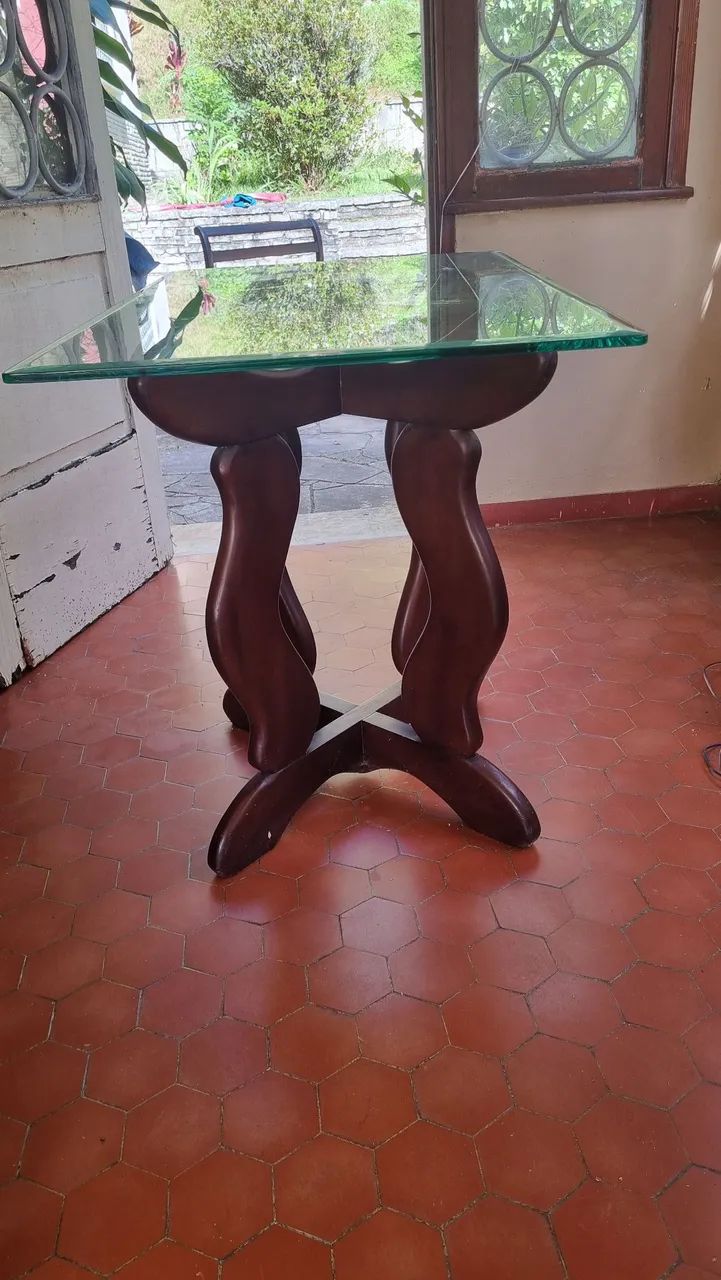 Mesa com tampo de vidro e pés em madeira com design diferenciado - Foto 3