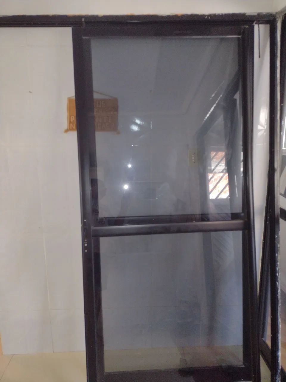 Porta de vidro com estrutura de alumínio para varanda  - Foto 3