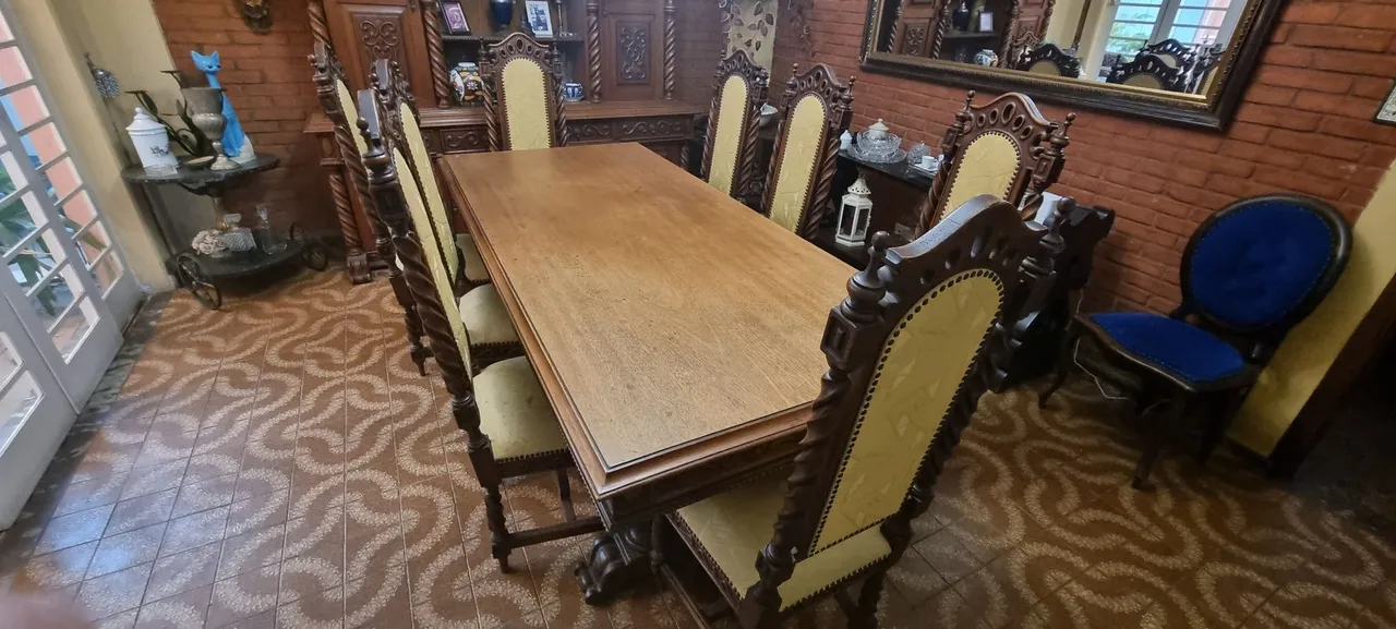 Mesa de Jantar Clássica em Madeira