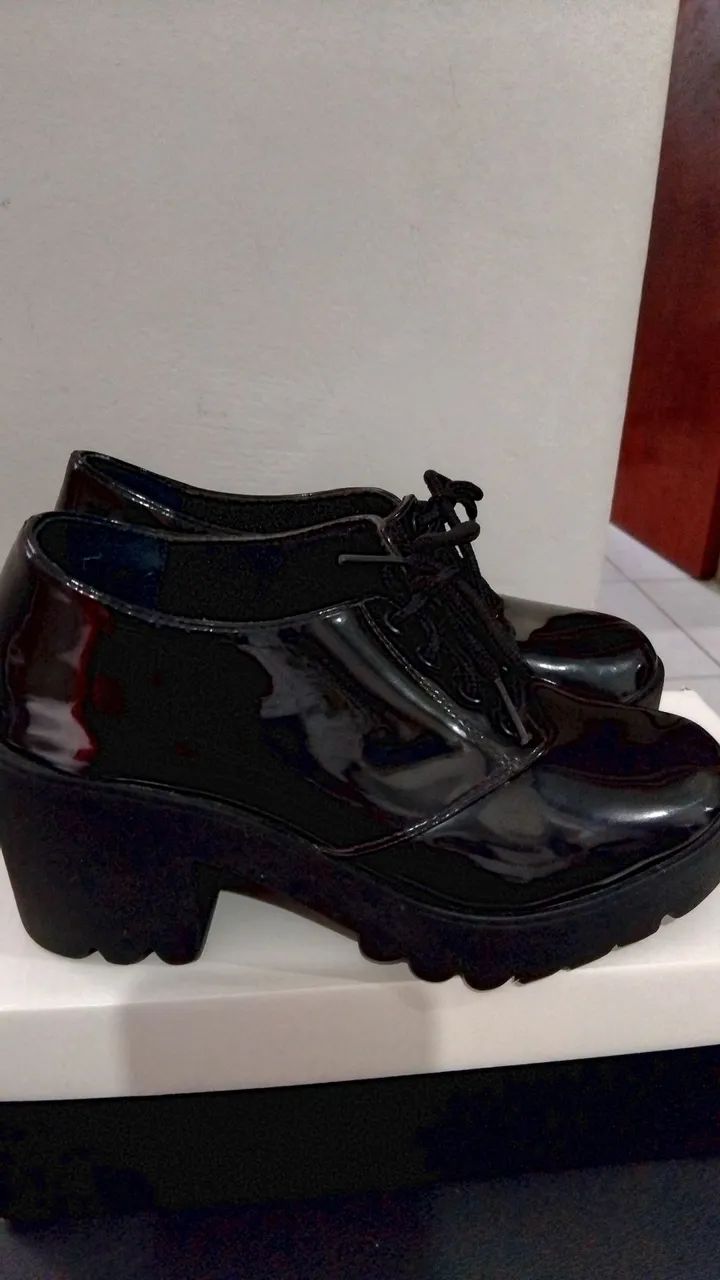 Sapato de verniz.