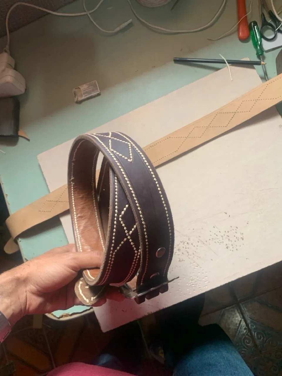Cinto de couro artesanal com detalhes em costura