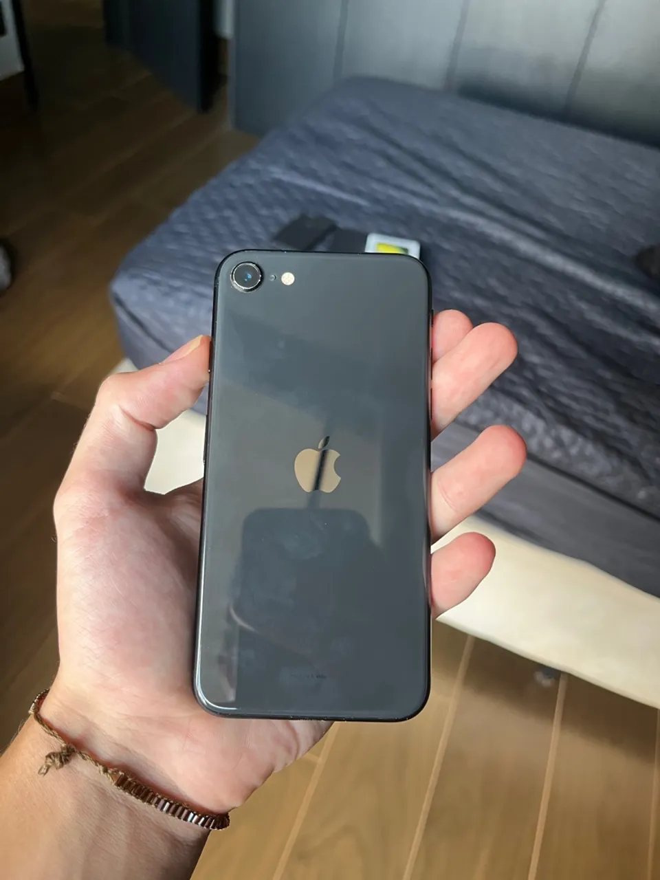 iPhone SE 2022 com caixa e capinha