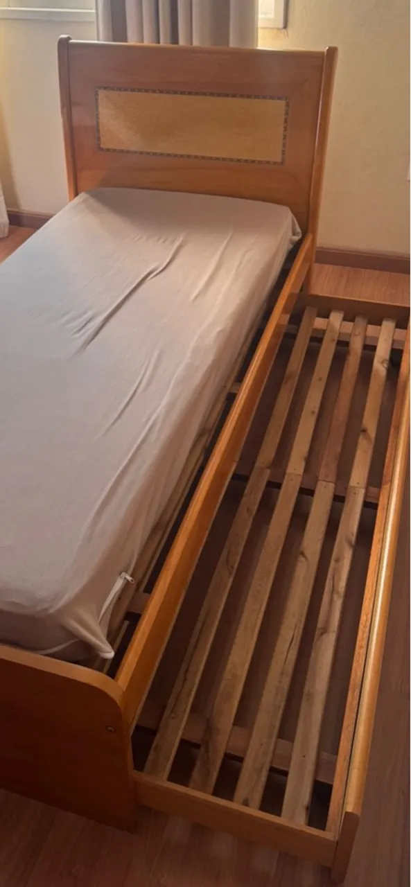 Cama de Madeira com Cama Auxiliar - Ótimo Estado
