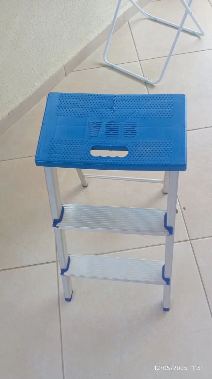 Escada de Alumínio Dobrável 2 Degraus