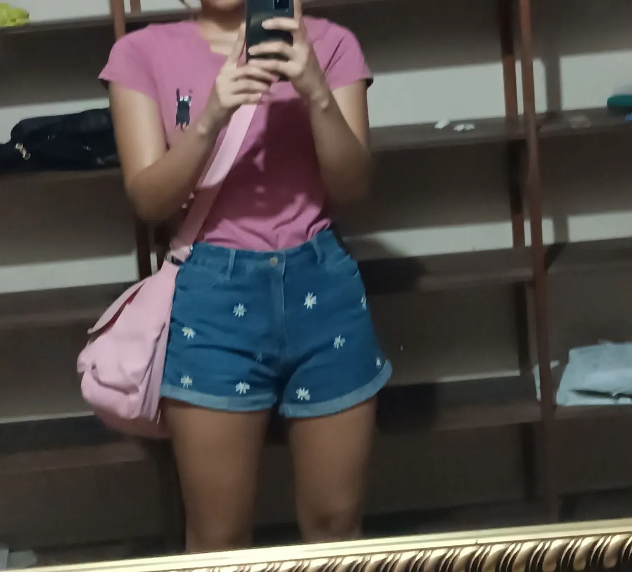Short jeans feminino com estampa de flores