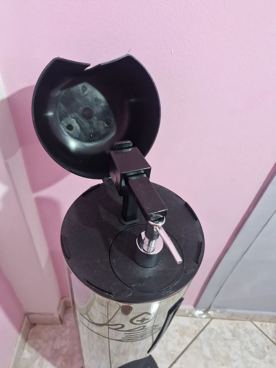 Totem Dispenser para álcool gel com pedal - Foto 5