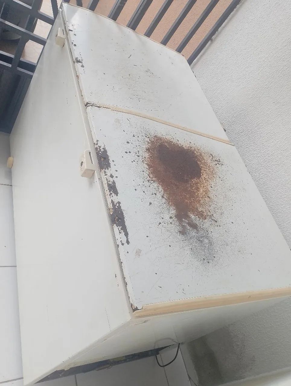 Freezer Eletrolux duas tampas em ótimo estado funcionando  - Foto 3