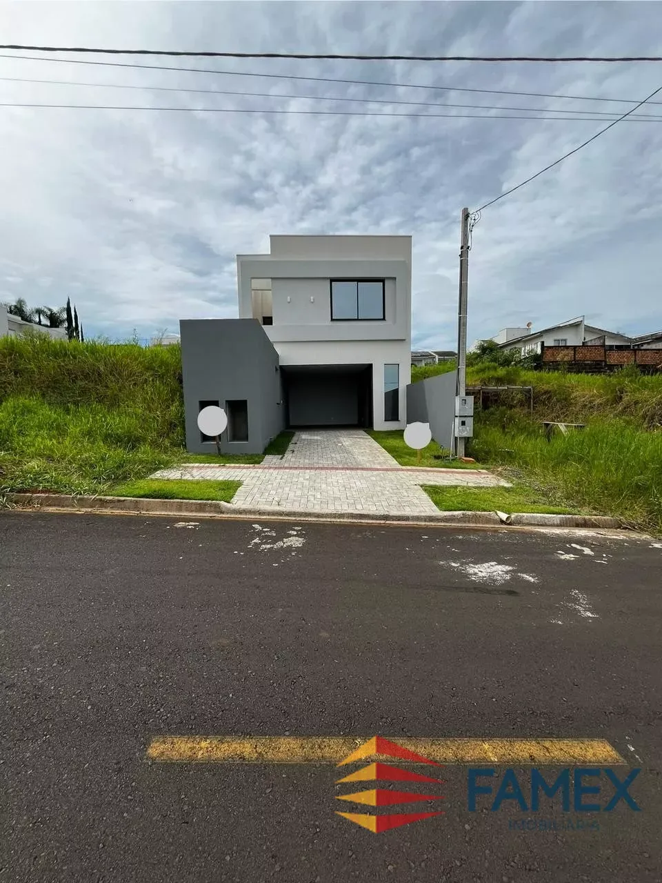 CASA A VENDA NO FRARON, COM 1 SUITE + 2 QUARTOS LOCALIZADA PROXIMO À UTFPR e UNIDEP - CA76