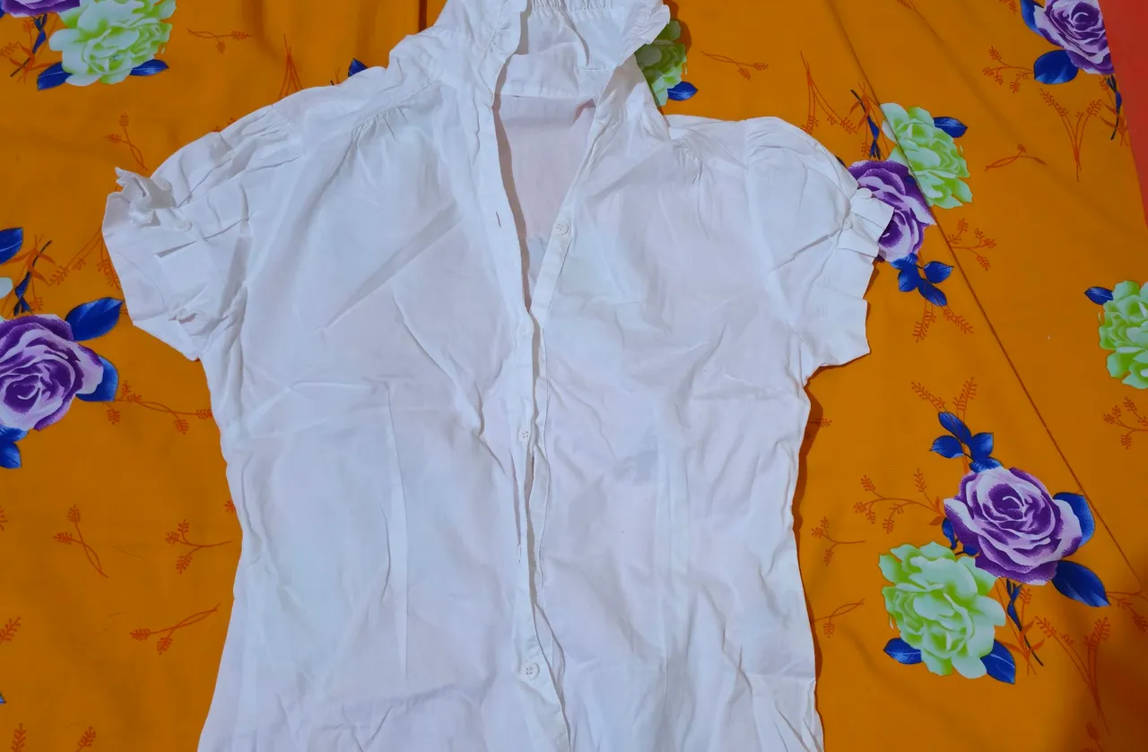 Camisa branca feminina com detalhes