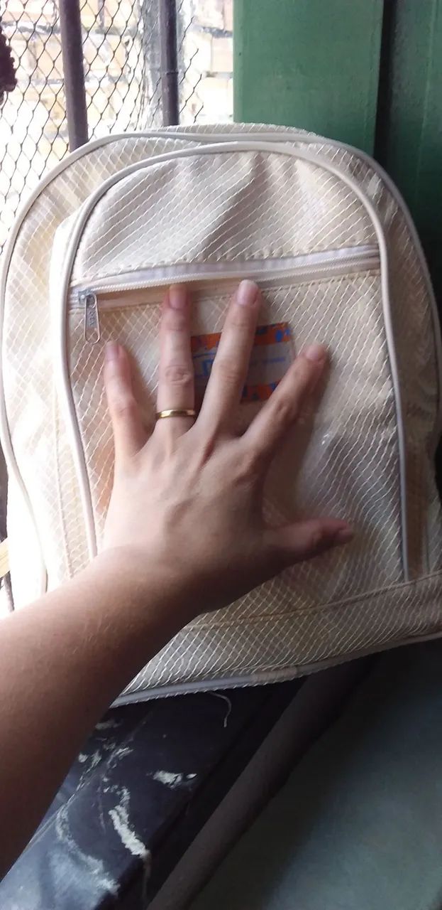 Mochila bege com detalhes em branco - Foto 5